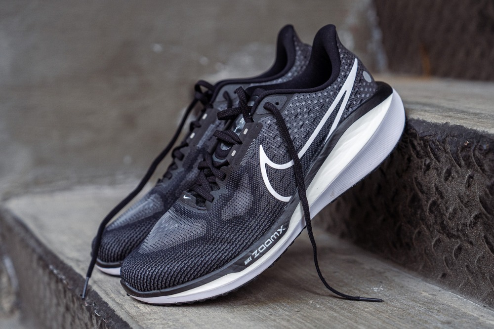 nike vomero 17 - black on stairs