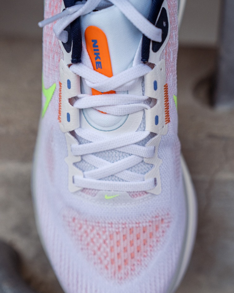 nike vomero 17 - laces top view