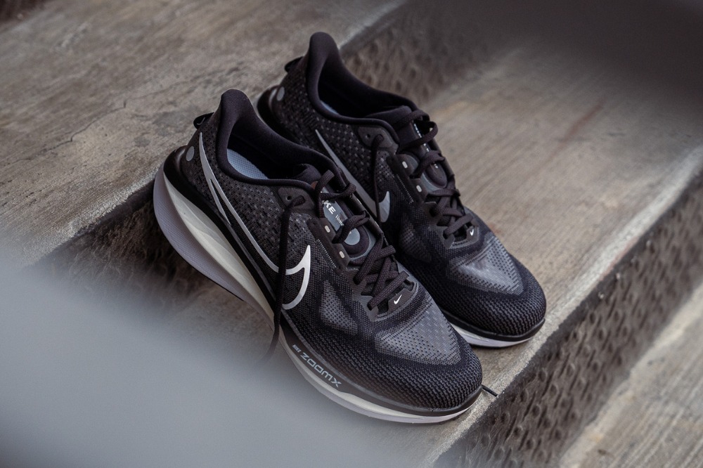nike vomero 17 - looking down black