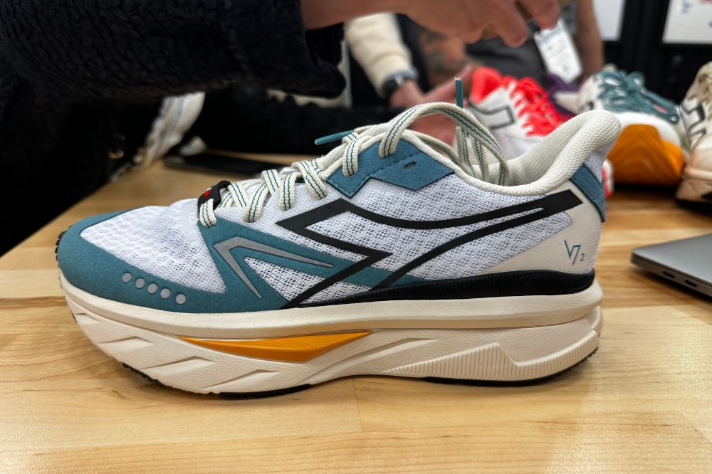 diadora v7000 v2 - the running event