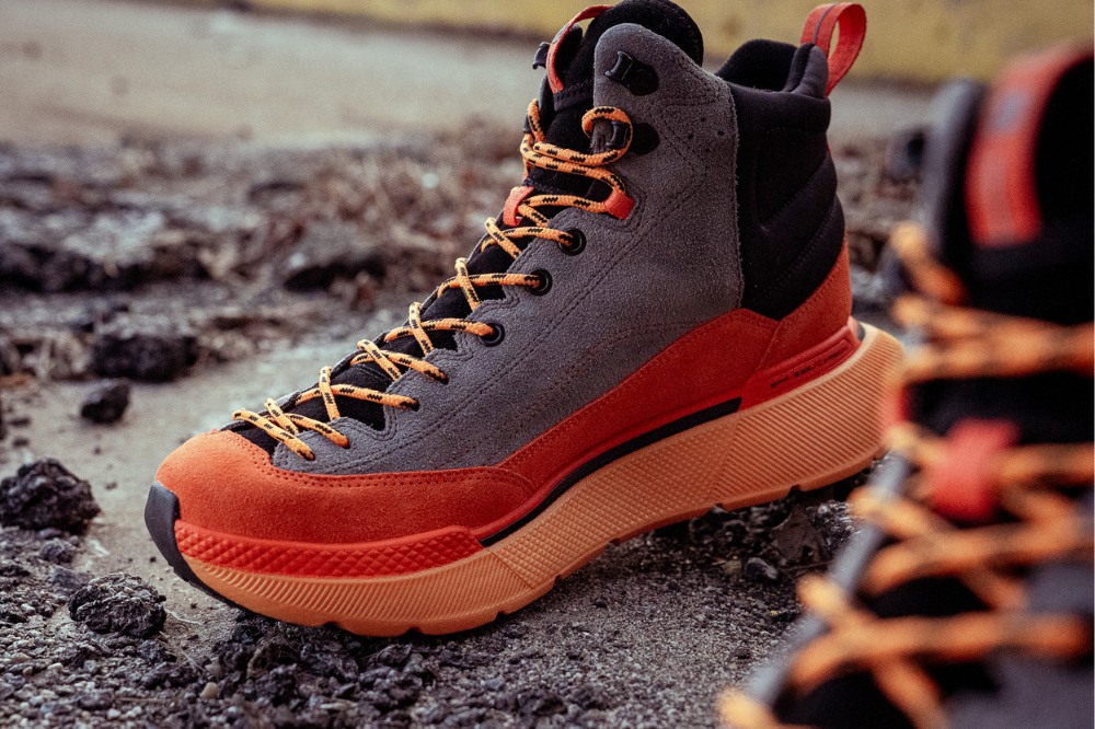 deckers x lab enduro max - medial side
