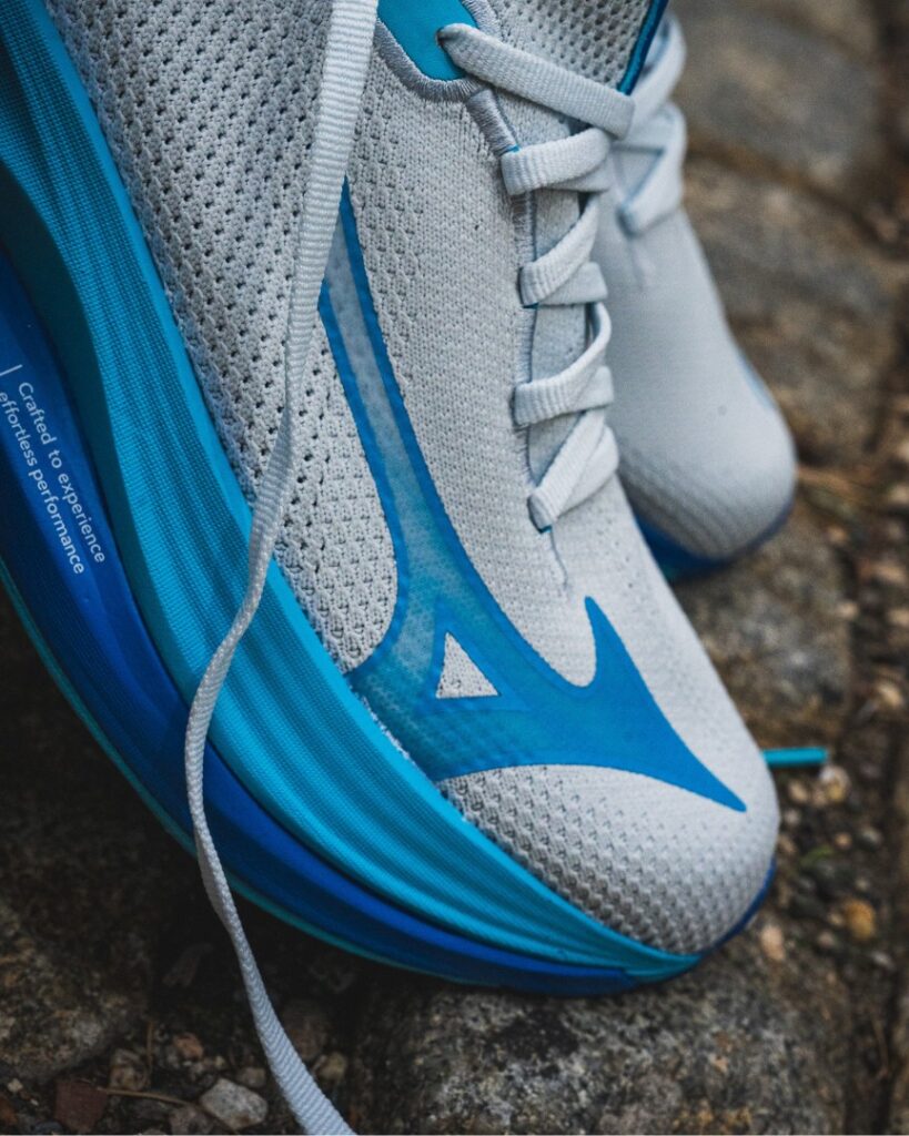 Mizuno Neo Vista - logo upper