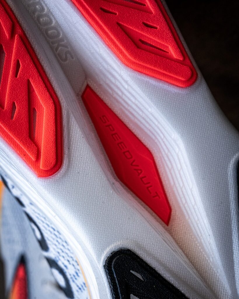 Brooks Hyperion Max 2 - plate vertical