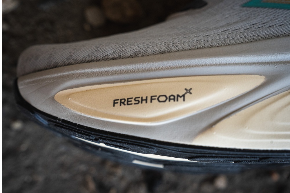 new balance more v5 - toe logo