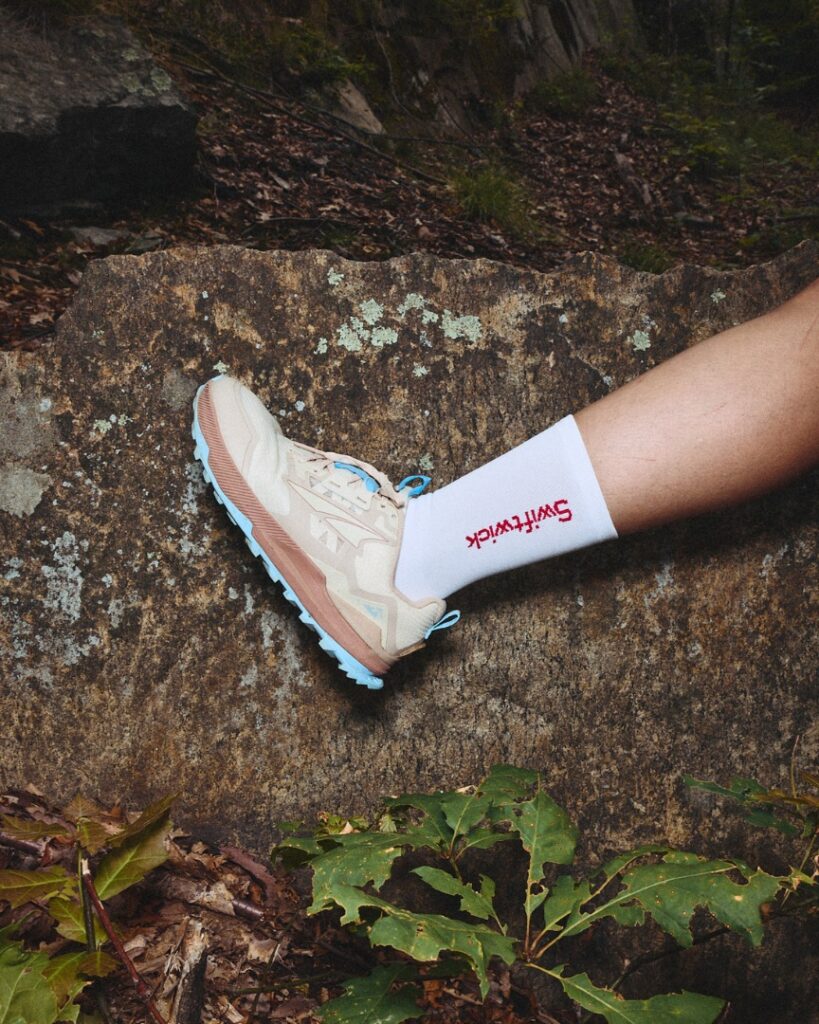 swiftwick flite xt - white vert