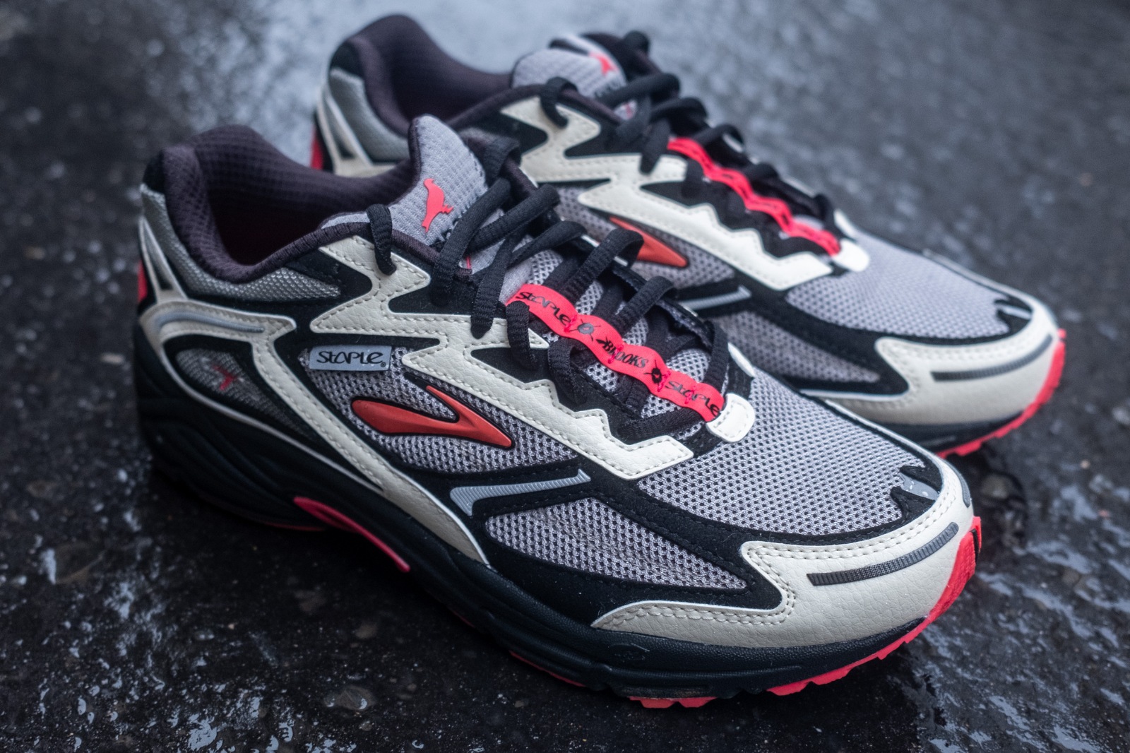 brooks adrenaline 4 GTS x staple - feature