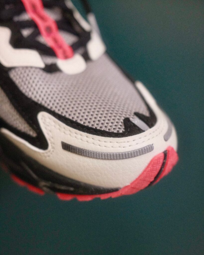 brooks adrenaline 4 GTS x staple - toe box