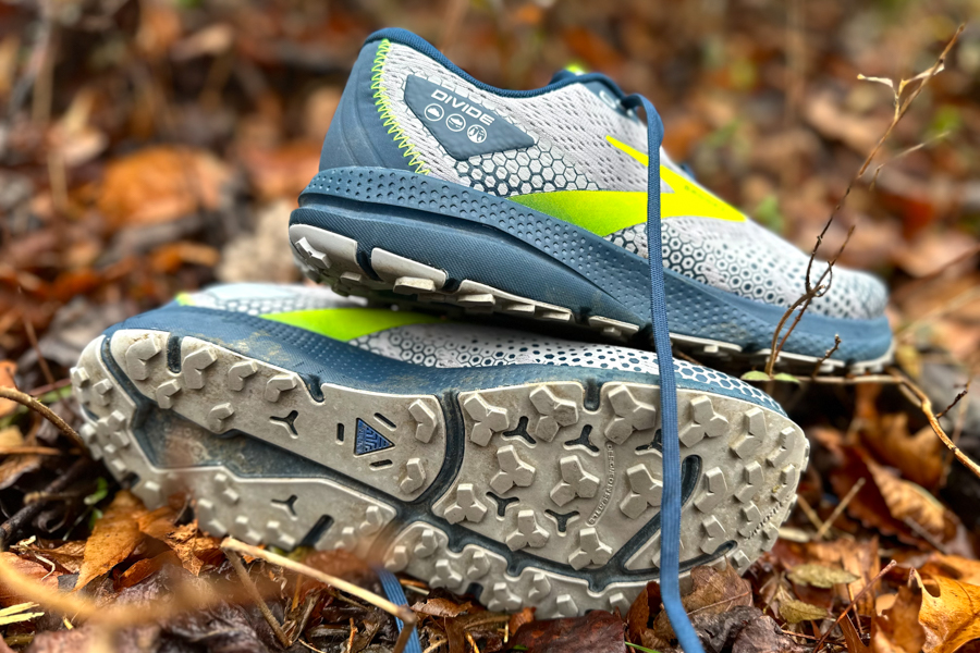 Outsole tri-chevron lugs