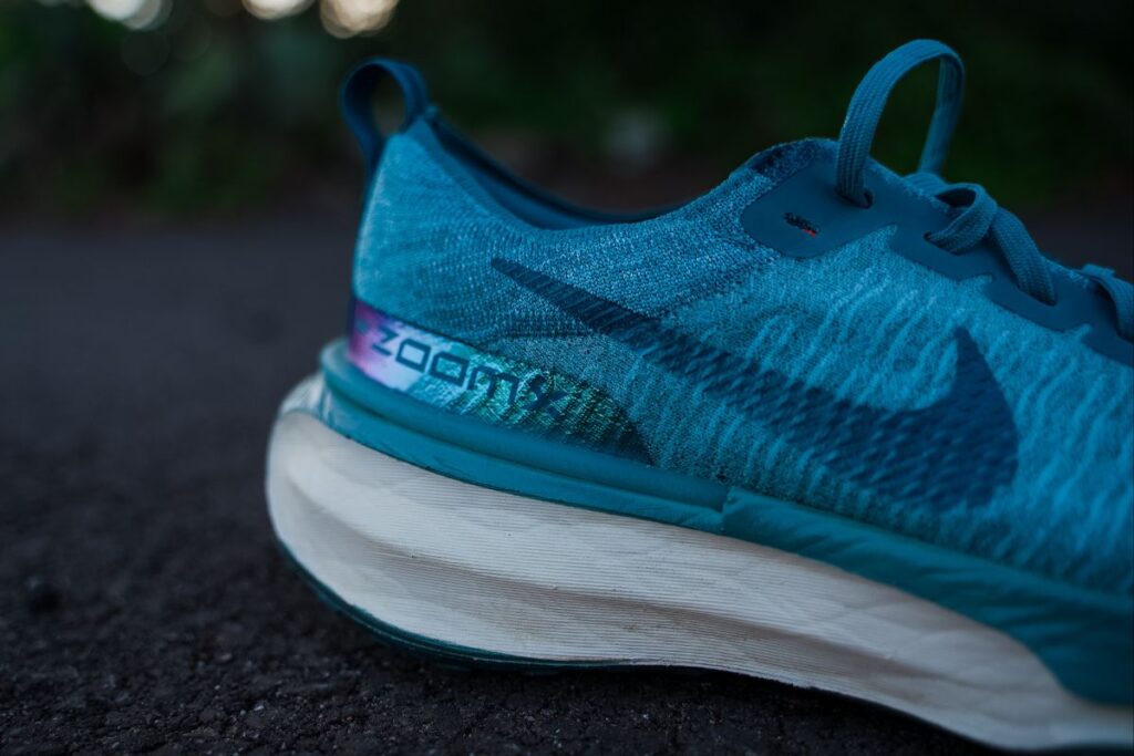 nike invincible 3 heel area with blue upper