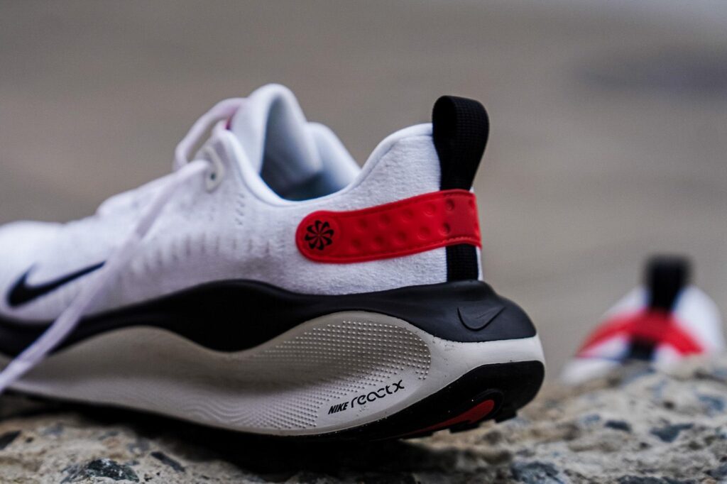 Nike air zoom flyknit white/black/red.