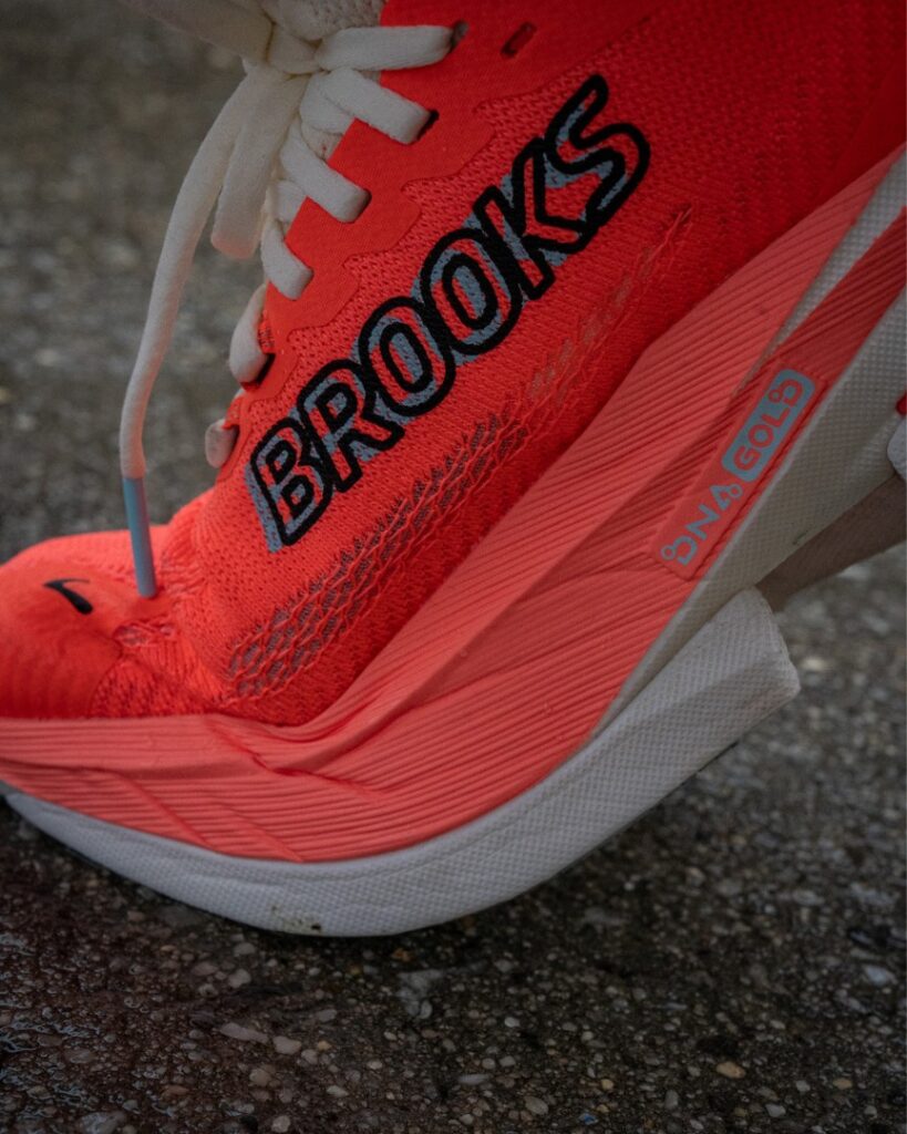 Brooks Hyperion Max 3 flexing vert