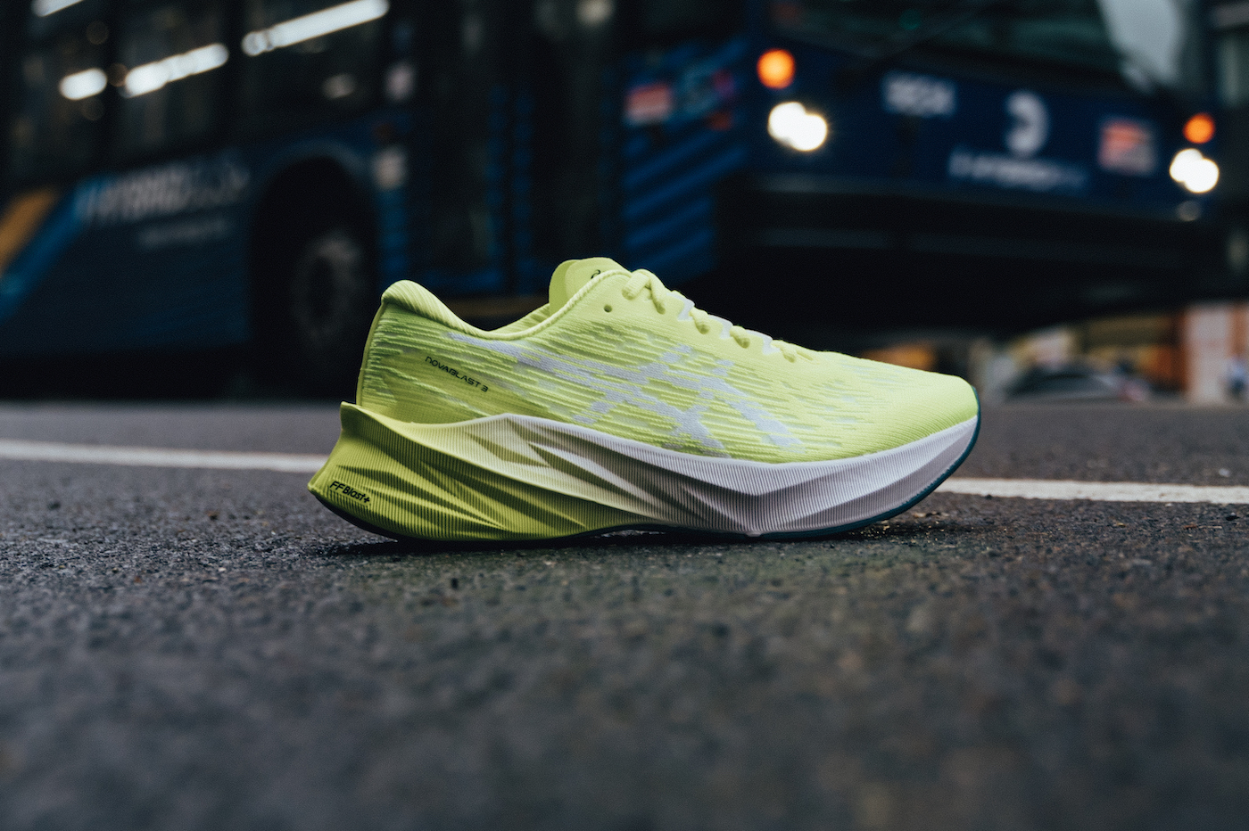 asics novablast 3 - neon nyc