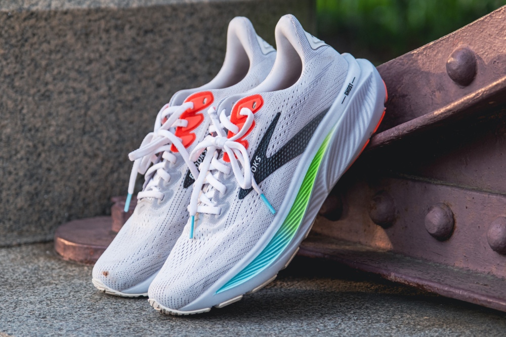 Brooks Ghost 17 - leaning both
