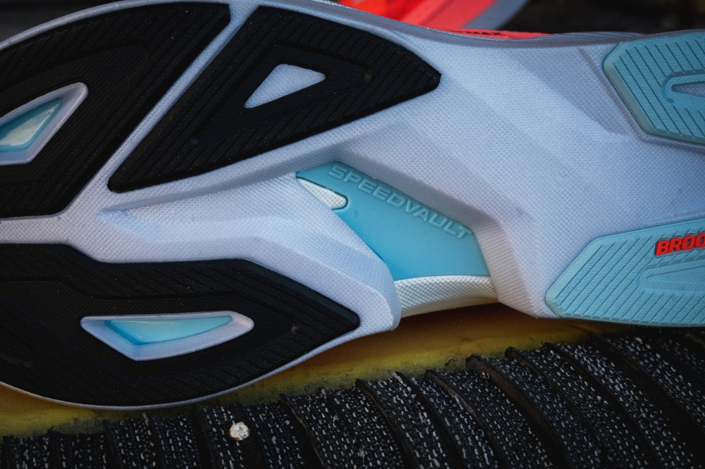 Brooks Hyperion Max 3 - speedvault plate