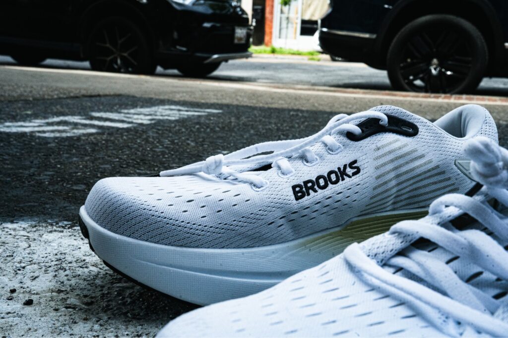 Brooks-Ghost-Max-3-medial-logo-1024x682.jpg