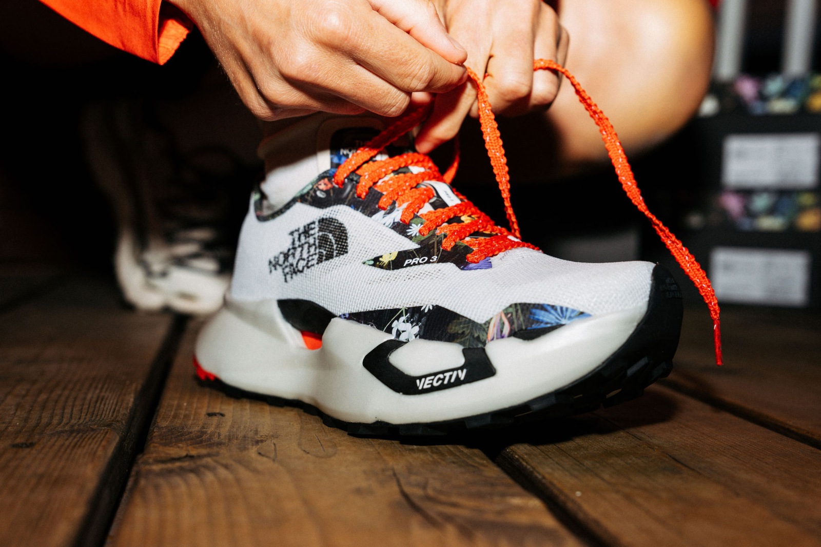 the north face alpina - vectiv pro tying floor feature