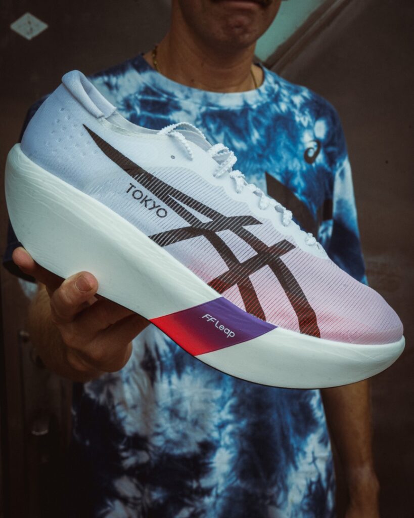 asics metaspeed ray - robbe holding it