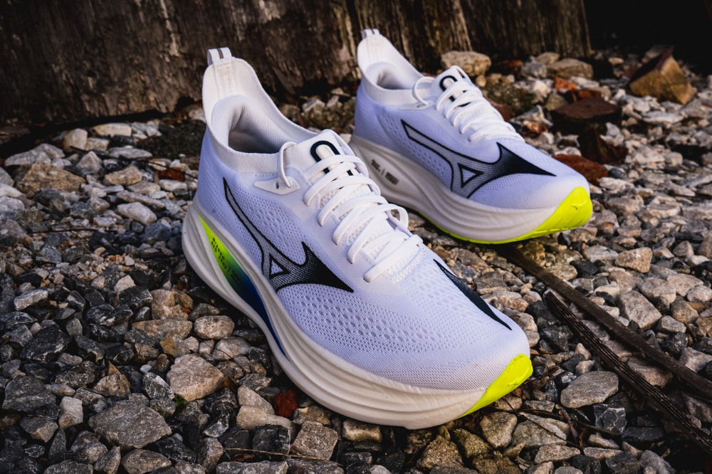 mizuno neo zen 2 - both on rocks