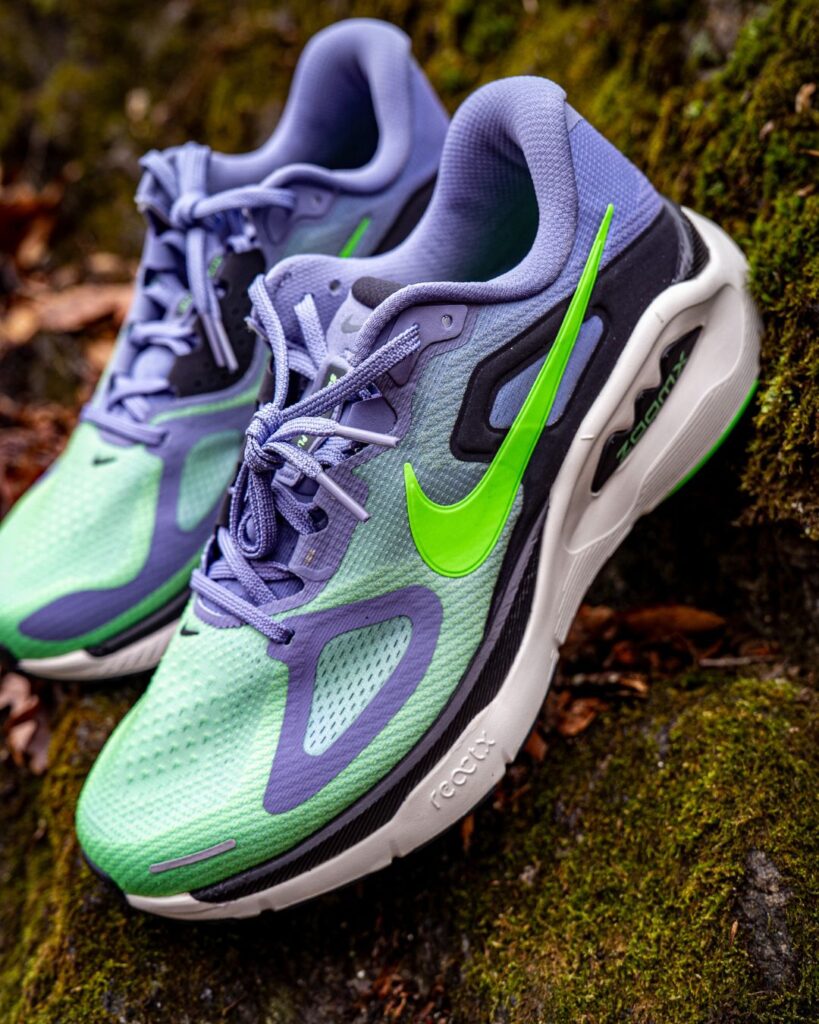 nike structure plus - on moss