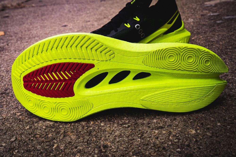 saucony endorphin pro 5 - outsole on sidewalk