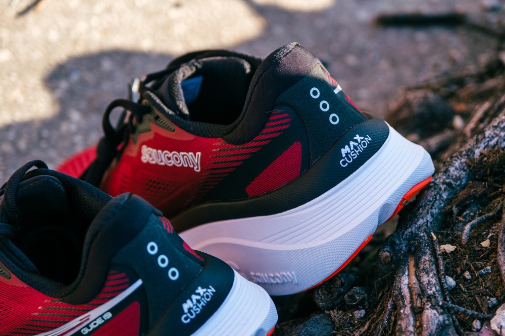 saucony guide 19 - dots on back