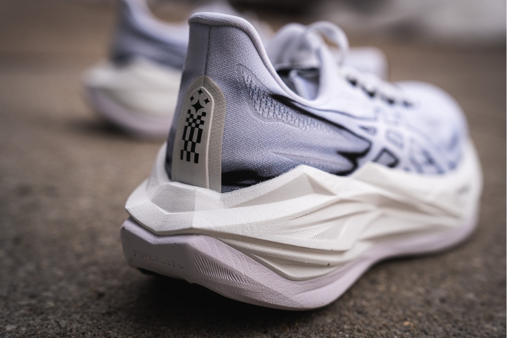 asics superblast 3 - heel white