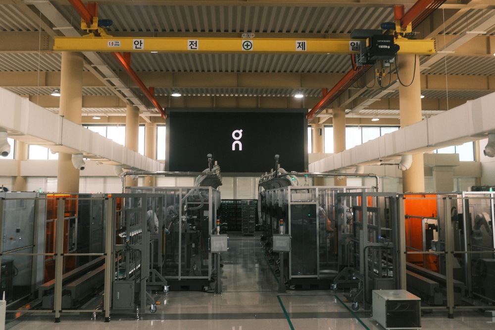 on lightspray cloudmonster 3 hyper - factory logo