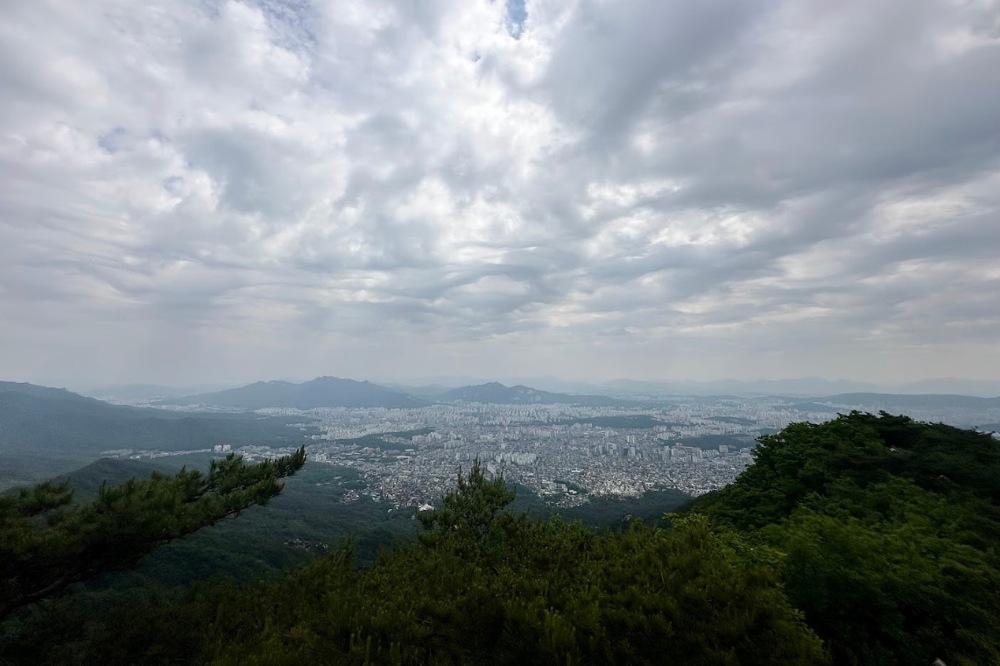 running in korea - LOOKING DOWN ON SEOUL